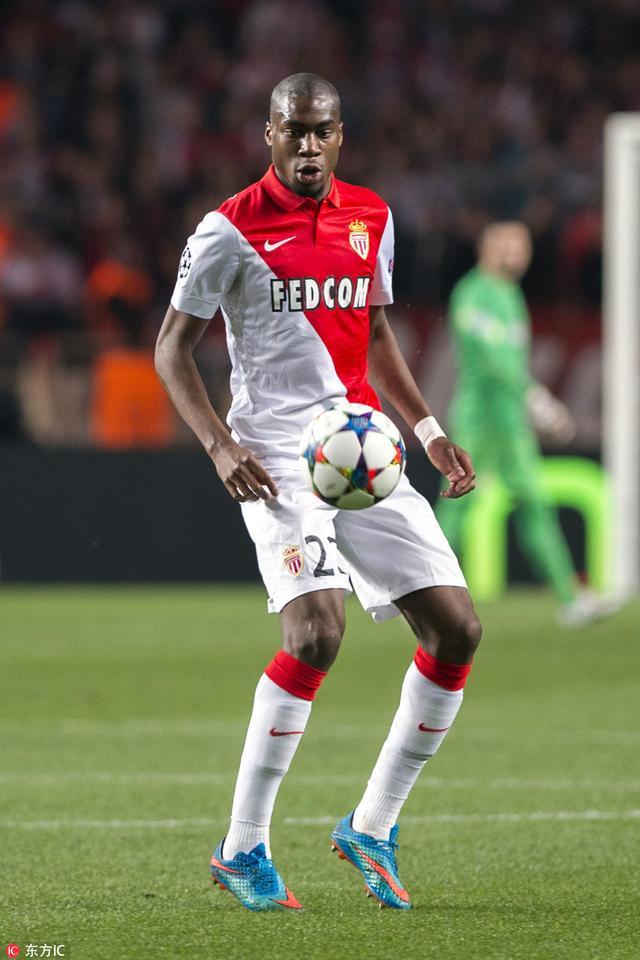 NBA：湖人险胜火箭 詹姆斯砍下全场最高分（湖人惊险击退火箭，詹姆斯轰全场最高分）