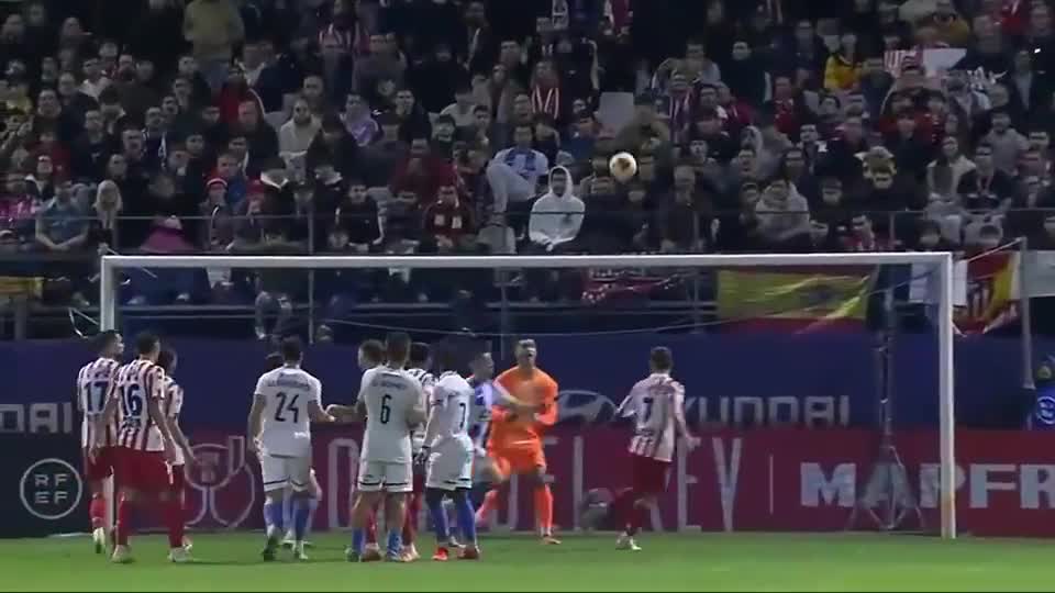 埃迪-豪：球队中场从六人减至四人，必须赶紧引援（埃迪-豪：中场只剩四人，必须尽快引援）