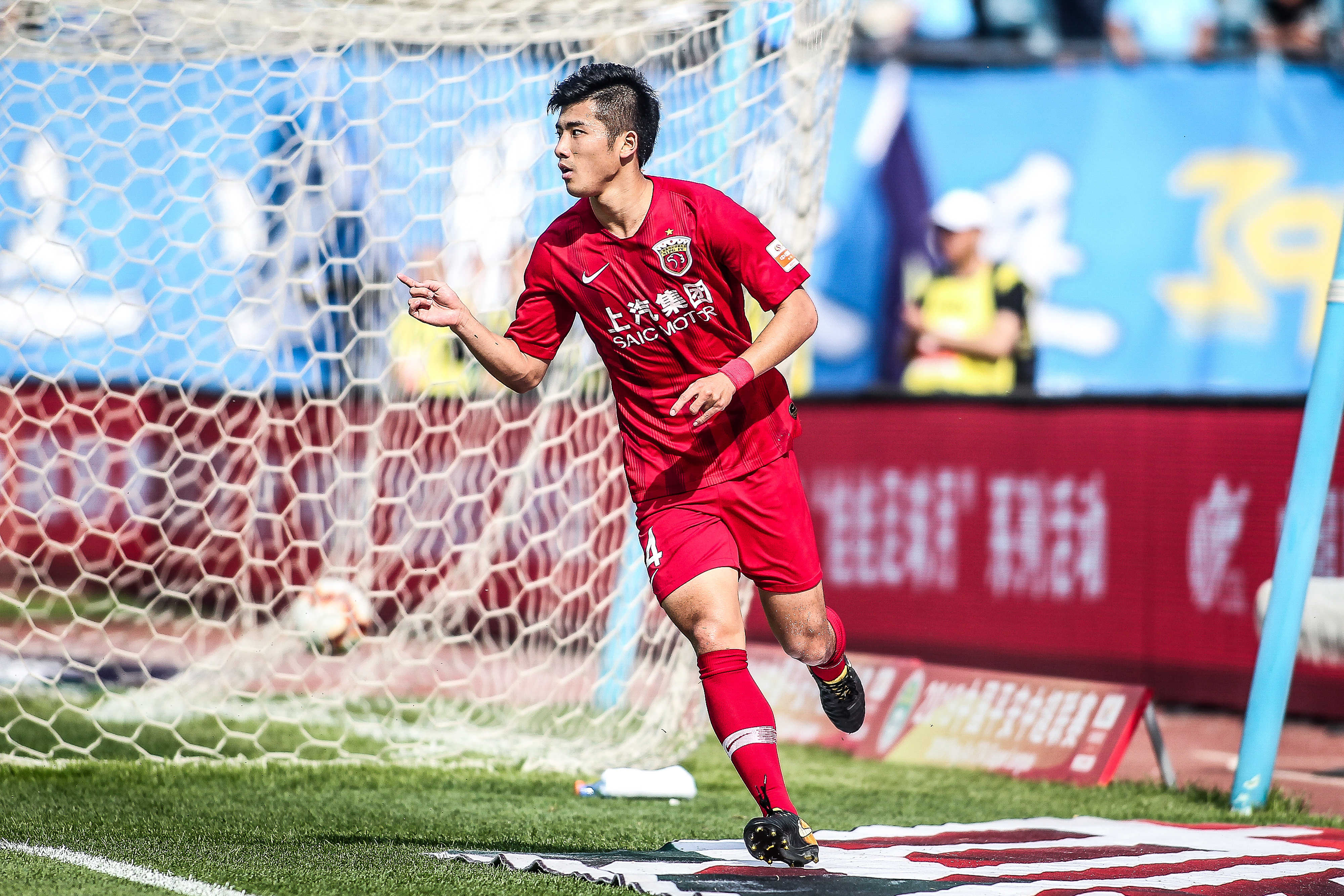 勇士24记三分险胜黄蜂：库里26+5三分创历史第一 三球米勒合砍60分