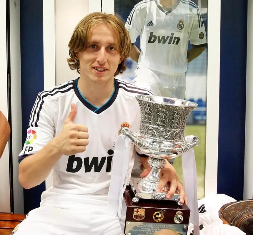 西班牙大名单：亚马尔领衔，奥尔莫在列，卡瓦哈尔、佩德里伤缺（西班牙公布名单：亚马尔成焦点，奥尔莫入选，卡瓦哈尔与佩德里因伤缺阵）