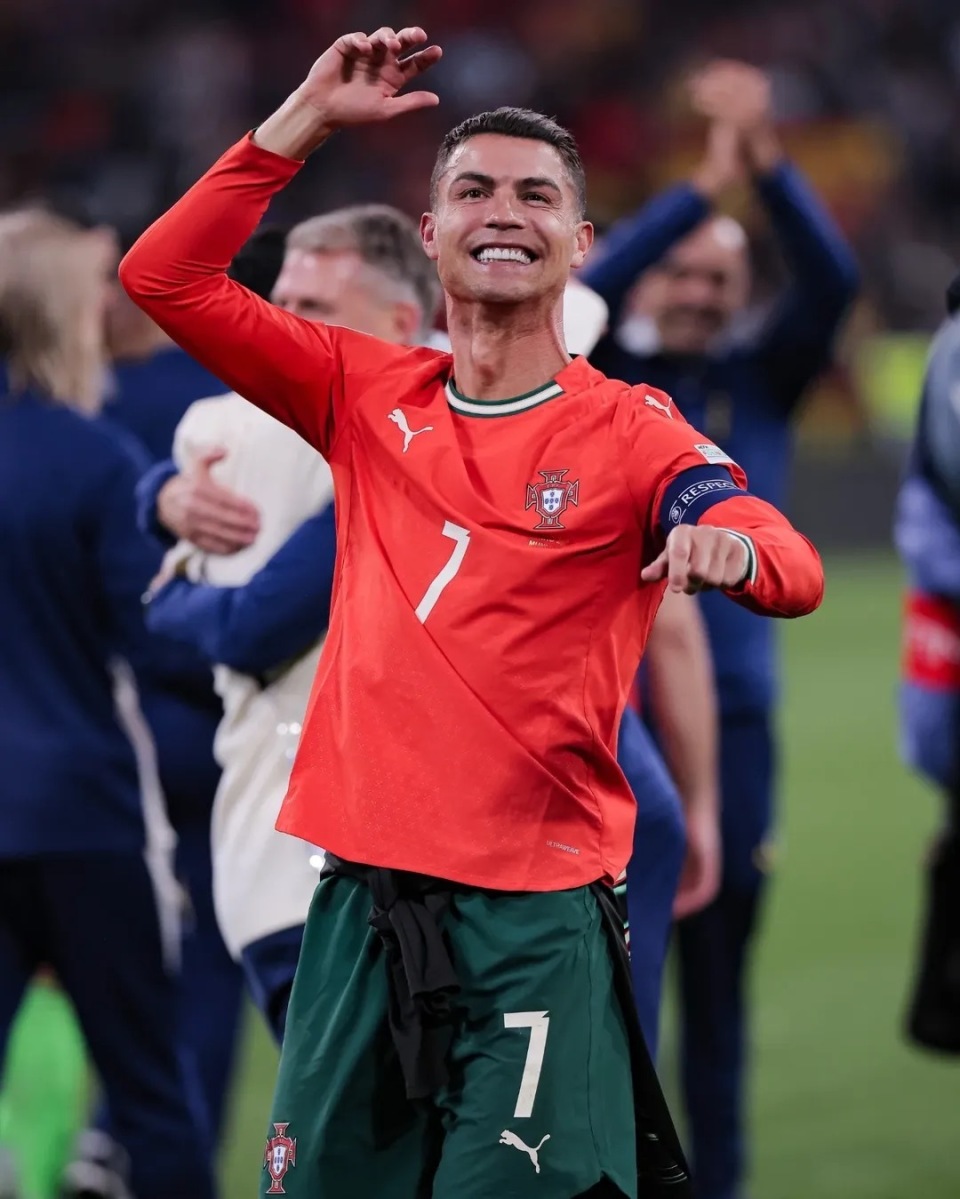 广州小学生观战轮椅篮球赛为运动员加油（广州小学生现场观赛为轮椅篮球运动员加油）