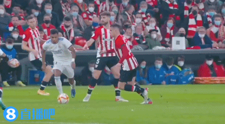 曼联在关键比赛中表现不佳，换人失误导致防守漏洞，边路优势被对手逆转，整体表现令球迷不满。（关键战曼联失色：换人失策致防线出漏洞，边路遭反制，整体表现引发球迷不满）