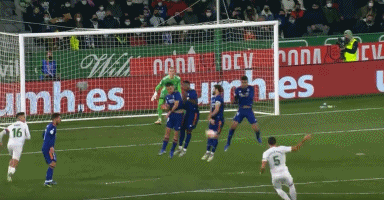 时隔34年维京队再夺挪超冠军，球迷冲入球场内疯狂庆祝（维京队暌违34年重夺挪超桂冠，球迷涌入球场狂欢）